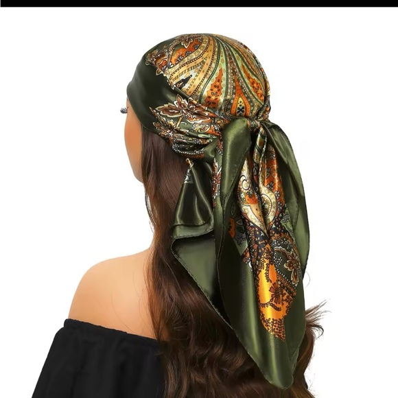 Accessories - Vibrant Green and Orange Paisley Wrap
0185